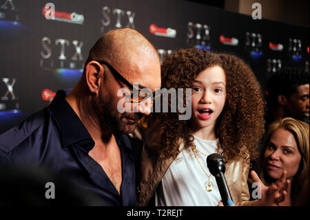 Schauspieler Chloe Coleman und Dave Bautista kommt an der STXfilms Präsentation Roter Teppich für CinemaCon's "Die Lage der Branche: Vergangenheit, Gegenwart und Zukunft" im Kolosseum im Caesars Palace am 2. April 2019 in Las Vegas, Nevada. Stockfoto