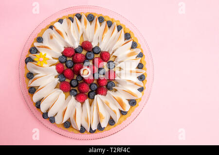 Exotische Kuchen, Tomatensuppe mit Früchten und Merengue Stockfoto