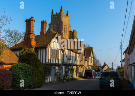 Schüren durch Nayland, Blick auf eine Reihe von mittelalterlichen Stadt Häuser in der Church Street mit dem Turm von St. Maria, der Jungfrau, Kirche sichtbar über Ihnen, Suffolk, Großbritannien Stockfoto