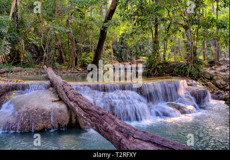 Erawan Nationalpark Wasserfall in Kanchanaburi, Thailand. Die meisten besuchten in Thailand statt. Stockfoto