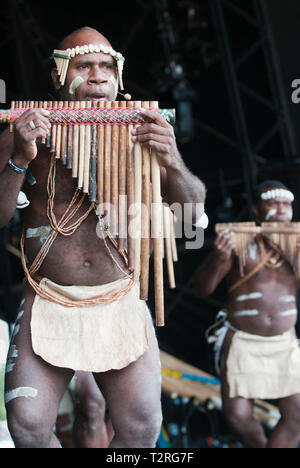 Narasirato durchführen an den WOMAD-Festival, Charlton Park, Großbritannien. Traditionelle Solomon Island' bamboo Orchestra' Stockfoto