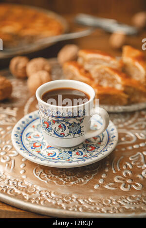 Baklava mit Muttern auf einer hölzernen Hintergrund. Selektive konzentrieren. Essen und Trinken. Stockfoto