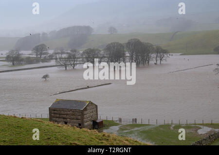 Der Fluß Ure seine Banken oben Hawes in Wensleydale, North Yorkshire Burst, Ackerland war bedeckt und die A 684 bei Apersett überflutet. Stockfoto