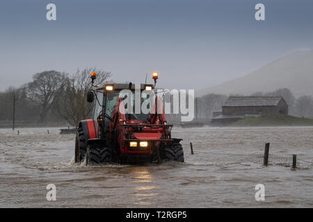 Landwirt kommend auf der A 684 in der Nähe von Hawes, North Yorkshire überflutet, wie der Fluß Ure die Ufer in der Sintflut, die durch Sturm Hannah. Stockfoto