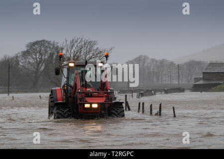 Landwirt kommend auf der A 684 in der Nähe von Hawes, North Yorkshire überflutet, wie der Fluß Ure die Ufer in der Sintflut, die durch Sturm Hannah. Stockfoto