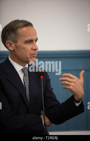 Mark Carney, Gouverneur der Bank von England, hört auf die Vertreter der Organisationen ihre Vorstellungen und ihr Wissen teilen zu lernen, in einem Forum, in Glasgow, Schottland, stattfand, am 3. April 2019. Stockfoto