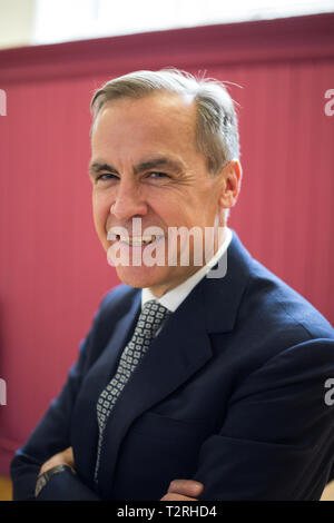 Mark Carney, Gouverneur der Bank von England, hört auf die Vertreter der Organisationen ihre Vorstellungen und ihr Wissen teilen zu lernen, in einem Forum, in Glasgow, Schottland, stattfand, am 3. April 2019. Stockfoto