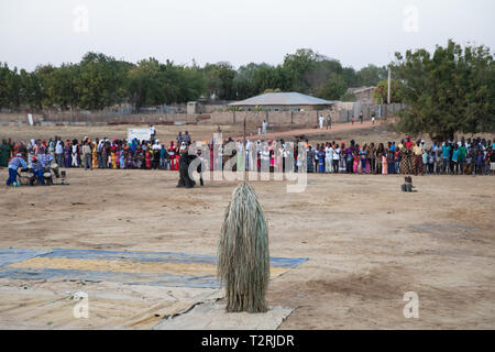 JANJANBUREH, Gambia (19.01.2019) - ein Kumpo Kankurang in der Arena in Janjanbureh, wie Hunderte von lokalen und ausländischen Touristen beobachten, Auftritte von verschiedenen lokalen Maskeraden. Die janjanbureh Kankurang Festival ist Teil der gemeinsamen Anstrengungen der EU-Treuhandfonds für Afrika und die Gambische Youth Empowerment Projekt Tourismus in Janjanbureh zu steigern. Durch Bewahrung und feiern das kulturelle Erbe der Kankurang, es schafft neue wirtschaftliche Chancen für junge gambians in Form von erhöhten Tourismus. Stockfoto