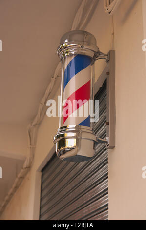 Barber Pole der weißen und roten Farben, an die Wand des barbershop oder Dorf barbershop verankert Stockfoto