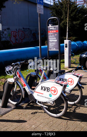 Vermietung E-Bikes der Firma Kölner Verkehrsbetriebe KVB (Kölner Public Transport Company) an eine Ladestation der Mobilstation auf der Ch Stockfoto