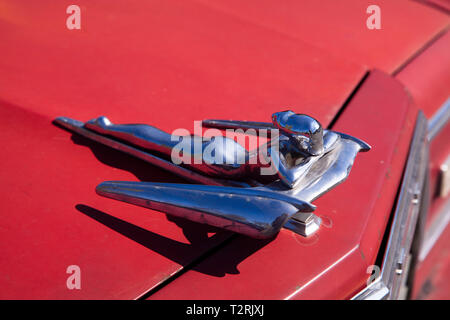 Kühlerfigur einer liegenden Frau eines Ford Country Squire Station Wagon, Köln, Deutschland. Kuehlerfigur einer liegenden Frau einen 1963 Ford Land Squi Stockfoto