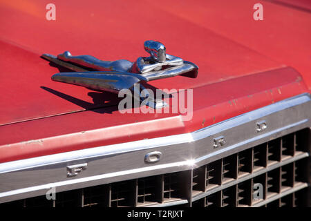 Kühlerfigur einer liegenden Frau eines Ford Country Squire Station Wagon, Köln, Deutschland. Kuehlerfigur einer liegenden Frau einen 1963 Ford Land Squi Stockfoto