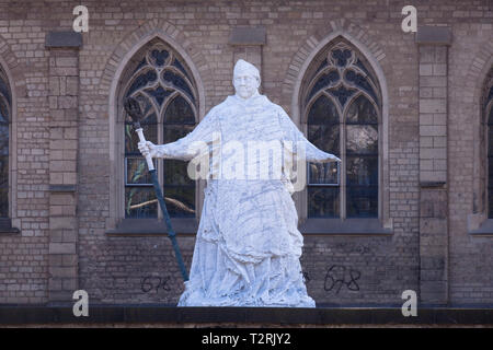 Statue des Heiligen Severin von Köln vor der Kirche Sankt Johann Baptist, Köln, Deutschland. Statue des Heiligen Severin von Köln der Kirch Stockfoto