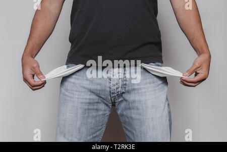 Armer Mann Konzept mit erwachsenen männlichen caucausian zeigt seine leeren Taschen Stockfoto