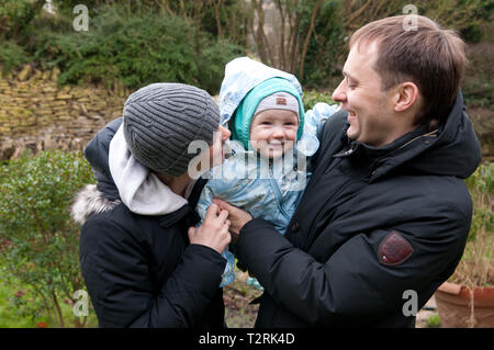 Eltern, die ihr Baby zum Lachen bringen Stockfoto