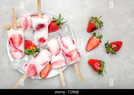 Erdbeer Eis am Stiel mit Joghurt und Früchten, hausgemachtes Eis Pops Stockfoto