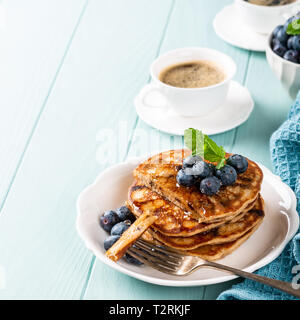 Leckere Pfannkuchen mit Schokolade Tropfen Stockfoto