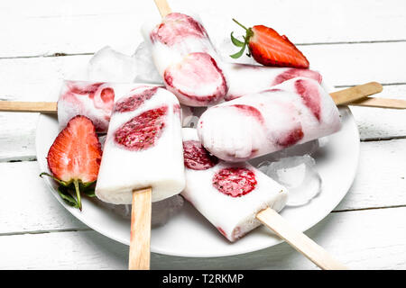 Obst Eis auf Stick. Erdbeere Popsicle mit Joghurt und Gefrorene Beeren. Stockfoto