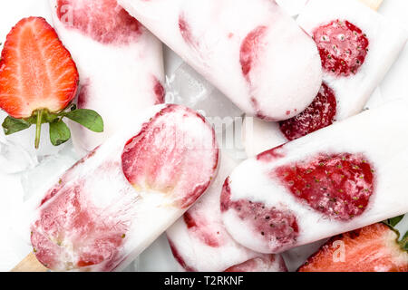 Berry Eis am Stiel mit Joghurt. Eis mit Erdbeeren. Stockfoto