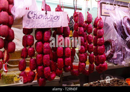 Chorizo Aufhängen zum Verkauf an einer Garküche, Mercado Central de Atarazanas Malaga, (Markthalle), Malaga, Andalusien, Spanien Stockfoto