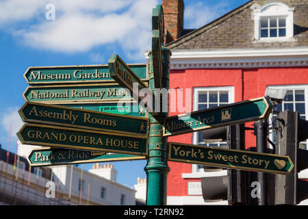 York, North Yorkshire. Wegweiser den Weg zu Sehenswürdigkeiten in der Stadt. Stockfoto