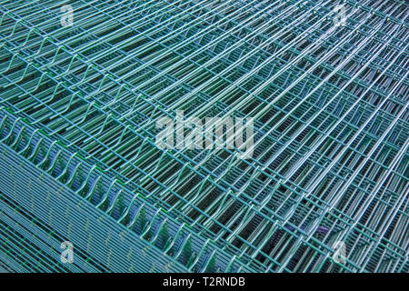 Paket aus verzinktem Stahl für den Zaun mit einem pulverbeschichtet Grün close-up Stockfoto