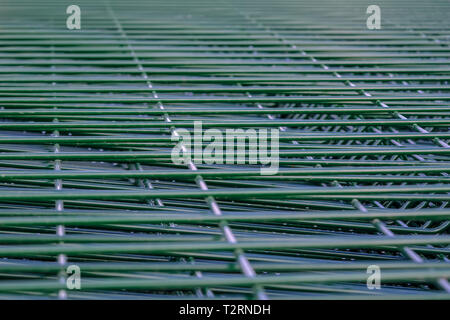 Paket aus verzinktem Stahl für den Zaun mit einem pulverbeschichtet Grün close-up Stockfoto