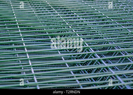 Paket aus verzinktem Stahl für den Zaun mit einem pulverbeschichtet Grün close-up Stockfoto