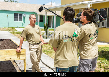 Miami Florida, Liberty City, Platz, öffentliche Gehäuse, Zeremonie, Widmung, Gemeinschaftsgarten, Grundstück, Zuteilung, Stadt, Gartenarbeit, grüne Bewegung, Erwachsene Erwachsene Mann m Stockfoto