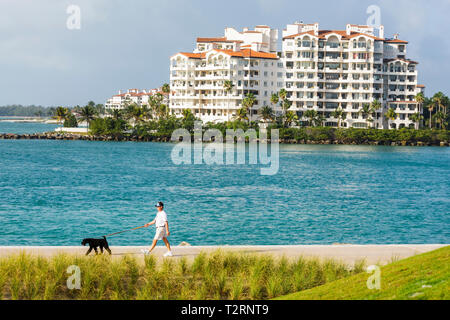 Miami Beach Florida, South Pointe Park, Point, Atlantischer Ozean, Wasser, Government Cut, Stadtpark, öffentlicher Raum, Küste, Gras, Vegetation, Mann Männer männlich, Wandern Stockfoto
