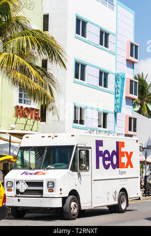 Miami Beach, Florida, Ocean Drive, Art déco-Hotel, Hotels, Starlite, Außenfassade, Eingang, FedEx, Unternehmen, globales Unternehmen, LKW, geparkt, über Nacht Stockfoto