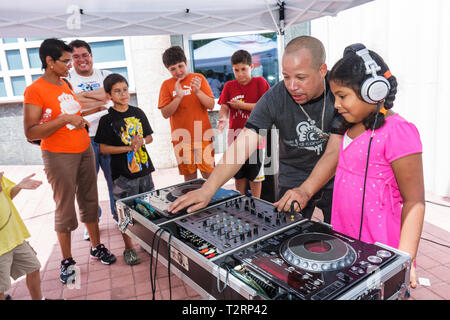 Miami Florida, Adrienne Arsht Performing Arts Center, Zentrum, Familie Familien Eltern Eltern Kinder, Fest, schwarzafrikanische Afrikaner, hispanische Männer Stockfoto