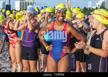 Miami Beach Florida, Nautica South Beach Triathlon, Atlantik, Wasser, Ufer, Sport, Fitness, Schwimmsegment, Schwimmer, Sportler, Konkurrenten, warten auf den Start, Stockfoto