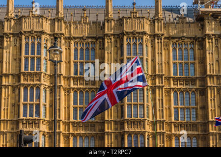 29. März 2019. London. Union Flaggen durch das Europäische Parlament im Parlament Square London fliegen Stockfoto