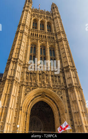 29. März 2019. London. Union Flaggen durch das Europäische Parlament im Parlament Square London fliegen Stockfoto