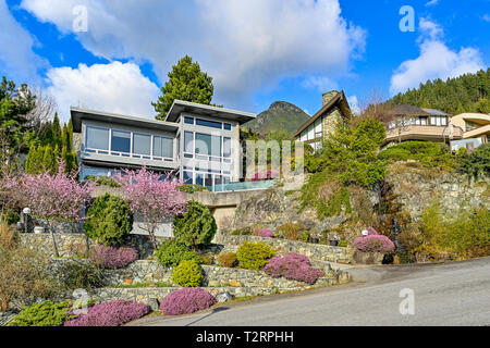 Häuser am Hang, Dorf von Lions Bay, British Columbia, Kanada Stockfoto