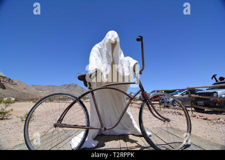 Geisterskulptur, beeinflusst von Leonardo Da Vincis „das letzte Abendmahl“ und geschaffen vom polnischen Bildhauer Albert Szukalski. Rhyolite Ghost Town in Nevada Stockfoto