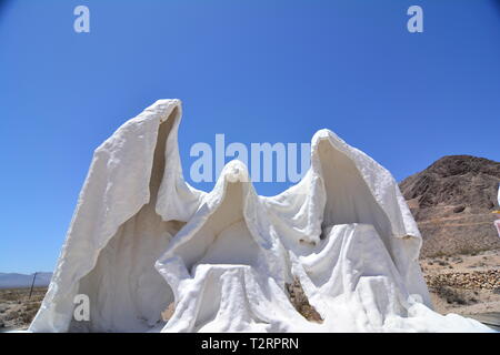 Geisterskulptur, beeinflusst von Leonardo Da Vincis „das letzte Abendmahl“ und geschaffen vom polnischen Bildhauer Albert Szukalski. Rhyolite Ghost Town in Nevada Stockfoto