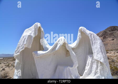 Geisterskulptur, beeinflusst von Leonardo Da Vincis „das letzte Abendmahl“ und geschaffen vom polnischen Bildhauer Albert Szukalski. Rhyolite Ghost Town in Nevada Stockfoto