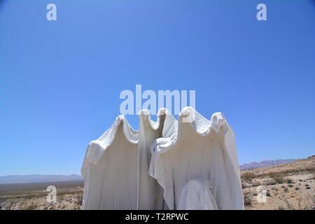 Geisterskulptur, beeinflusst von Leonardo Da Vincis „das letzte Abendmahl“ und geschaffen vom polnischen Bildhauer Albert Szukalski. Rhyolite Ghost Town in Nevada Stockfoto