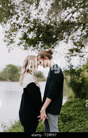 Junge romantische Paar hält jede Andere für Paare Portraits von den Teich draussen in der Natur Stockfoto