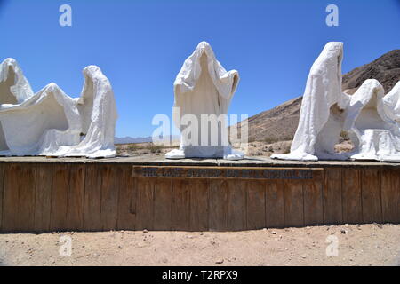 Geisterskulptur, beeinflusst von Leonardo Da Vincis „das letzte Abendmahl“ und geschaffen vom polnischen Bildhauer Albert Szukalski. Rhyolite Ghost Town in Nevada Stockfoto