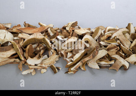 Viele Schichten von trockenen braunen Pilz Boletus Edulis. In Scheiben geschnittene getrocknete Pilze auf einem Küchentisch Stockfoto