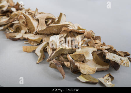 Viele Schichten von trockenen braunen Pilz Boletus Edulis. In Scheiben geschnittene getrocknete Pilze auf einem Küchentisch Stockfoto