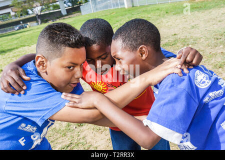 Miami Florida, Moore Park, Touch Fußball Huddle, Sport, Spiel, Strategie, Hispanic Latino ethnischen Einwanderer Minderheit, Schwarze Schwarzen afrikanischen Afr Stockfoto