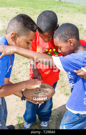 Miami Florida, Moore Park, Touch Fußball Huddle, Sport, Spiel, Strategie, hispanische Schwarzafrikanische Afrikaner, junge Jungen männliche Kinder Jungen, Kind, Student Stud Stockfoto