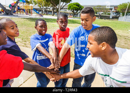 Miami Florida, Moore Park, Touch Fußball Huddle, Sport, Spiel, Strategie, hispanische Schwarzafrikanische Afrikaner, junge Jungen männliche Kinder Jungen, Kind, Student Stud Stockfoto