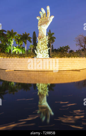 Miami Beach, Florida, Holocaust Memorial, Bronze, Skulptur der Liebe und Angst, Arm, Hand, Hände, Kenneth Treister, Meditationsgarten, Teich, Juden, Juden, Völkermord, Stockfoto