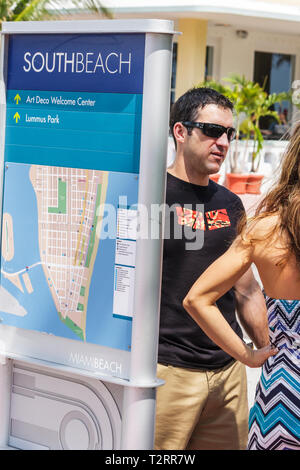 Miami Beach, Florida, Ocean Drive, Erwachsene Erwachsene, Männer, Frauen, Frauen, Frauen, Frauen, Paare, junge Erwachsene, Karte, Wegbeschreibung, Lage, Schilder, Schild, Logo, Art déco Stockfoto