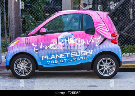 Miami Beach Florida, Planet Sushi, Restaurants, Restaurants, Restaurants, Restaurants, Restaurants, Cafés, Smart fortwo, Coupé, Auto, Auto, sparsamer Kraftstoff, Fahrzeug mit extrem niedrigen Emissionen, c Stockfoto